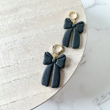 Load image into Gallery viewer, WS Bow Huggies