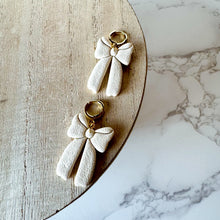 Load image into Gallery viewer, WS Bow Huggies