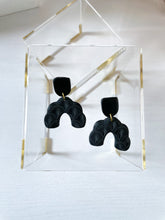 Load image into Gallery viewer, Black Textured Clay Arch Earrings

